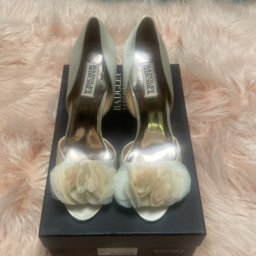 Badgley Mischka ivory petal open toe satin Ginseng heels